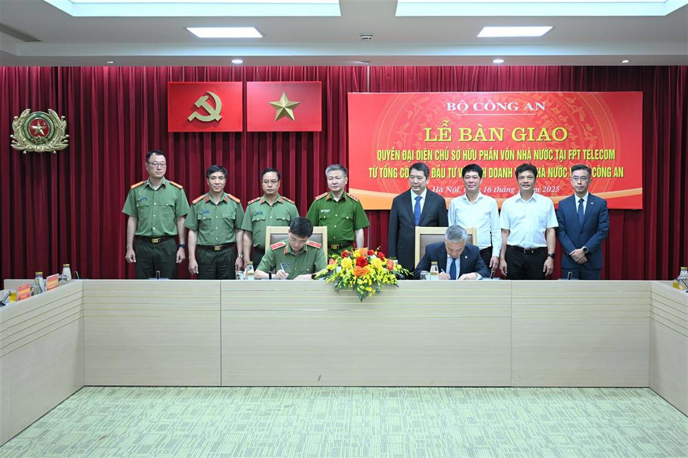 Đại diện Bộ C&ocirc;ng an v&agrave; SCIC k&yacute; kết bi&ecirc;n bản b&agrave;n giao.