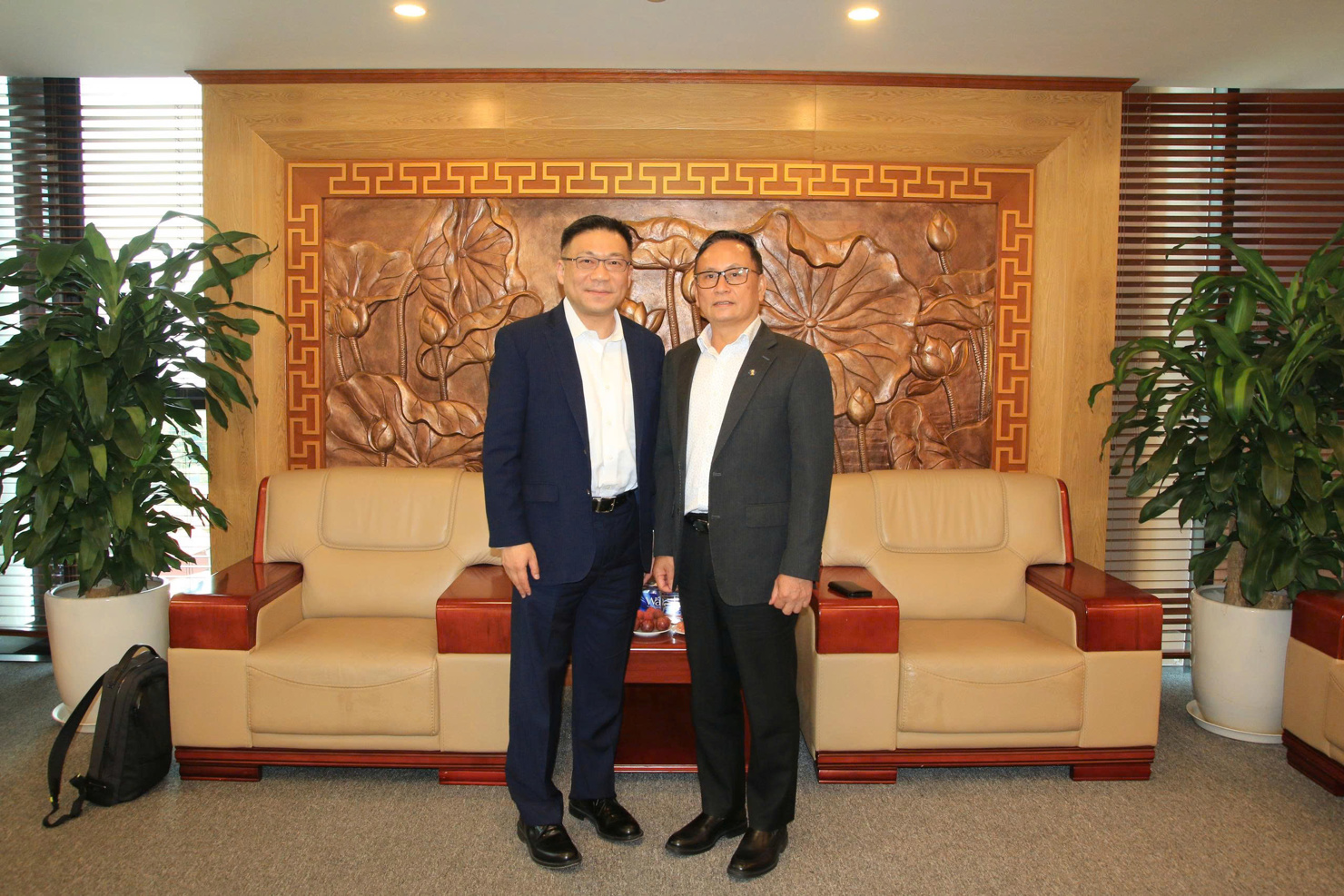 Ông Nguyễn Sơn và ông Kevin Wong chụp ảnh lưu niệm.