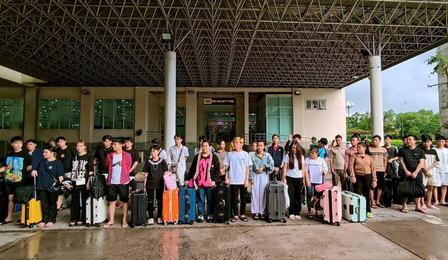 Nhiều người bị ép giả danh cán bộ thuế, mời gọi đầu tư chứng khoán lừa đảo. Ảnh: Phạm Thọ