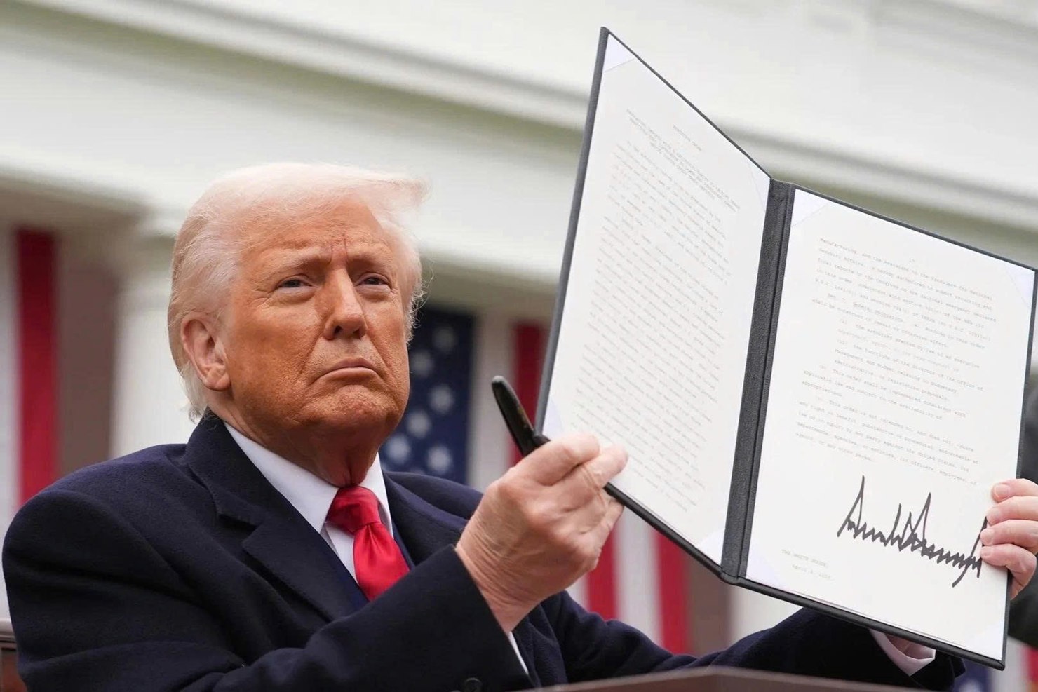 Tổng thống Mỹ Donald Trump c&ocirc;ng bố thư &aacute;p thuế. Ảnh: EPA.