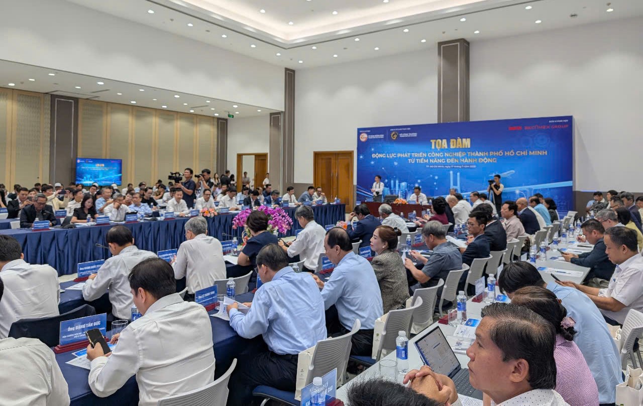 Các chuyên gia kinh tế, doanh nghiệp cùng tham gia góp ý , tìm ra giải pháp phát triển công nghiệp tại TP. Hồ Chí Minh. Ảnh: TL 