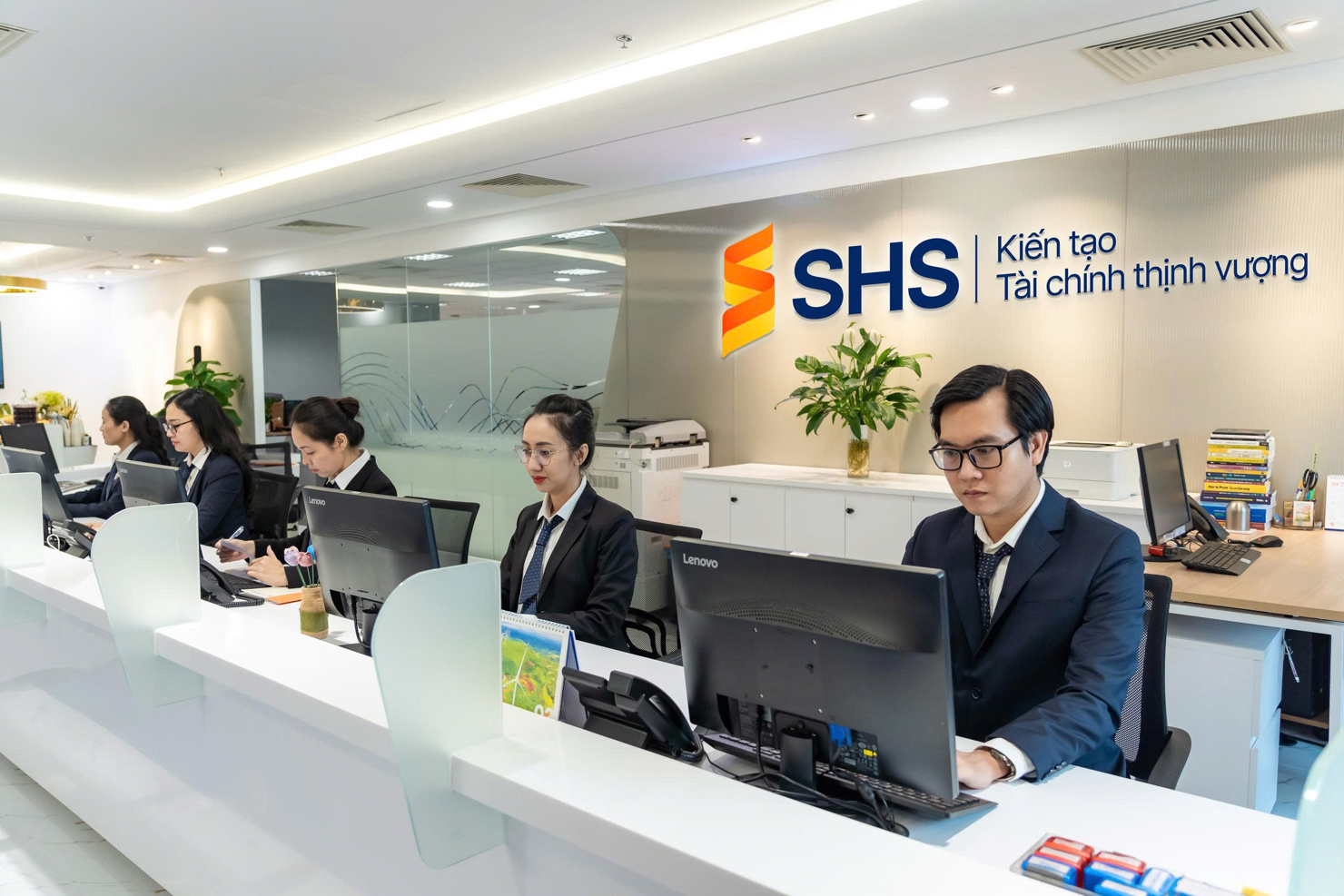 Đội ngũ chuyên gia SHS - những người vững vàng về chuyên môn và am hiểu sâu sắc nhu cầu thị trường nội địa.