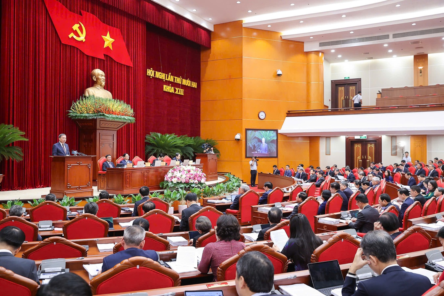 Hội nghị lần này diễn ra trong bối cảnh toàn đảng, toàn dân, toàn quân ta chuyển trạng thái từ "Vừa chạy vừa xếp hàng" sang "Hàng thẳng, lối thông, đồng lòng cùng tiến" vươn tới tương lai.