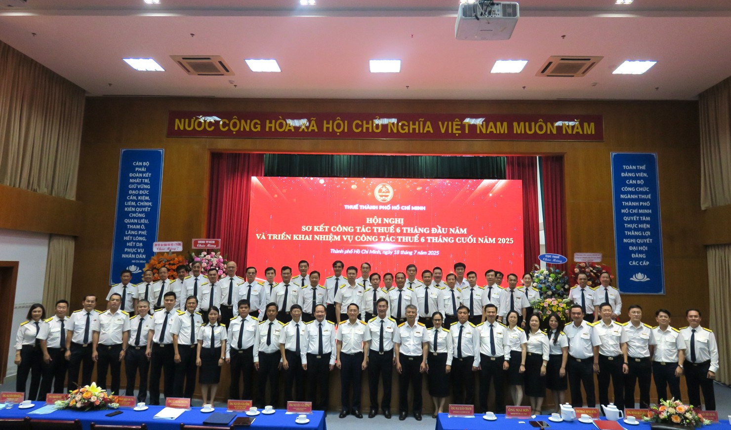 L&atilde;nh đạo Cục Thuế chụp h&igrave;nh c&ugrave;ng tập thể L&atilde;nh đạo Thuế TP. Hồ Ch&iacute; bongdaso tintuc. Ảnh: Đức Mỹ