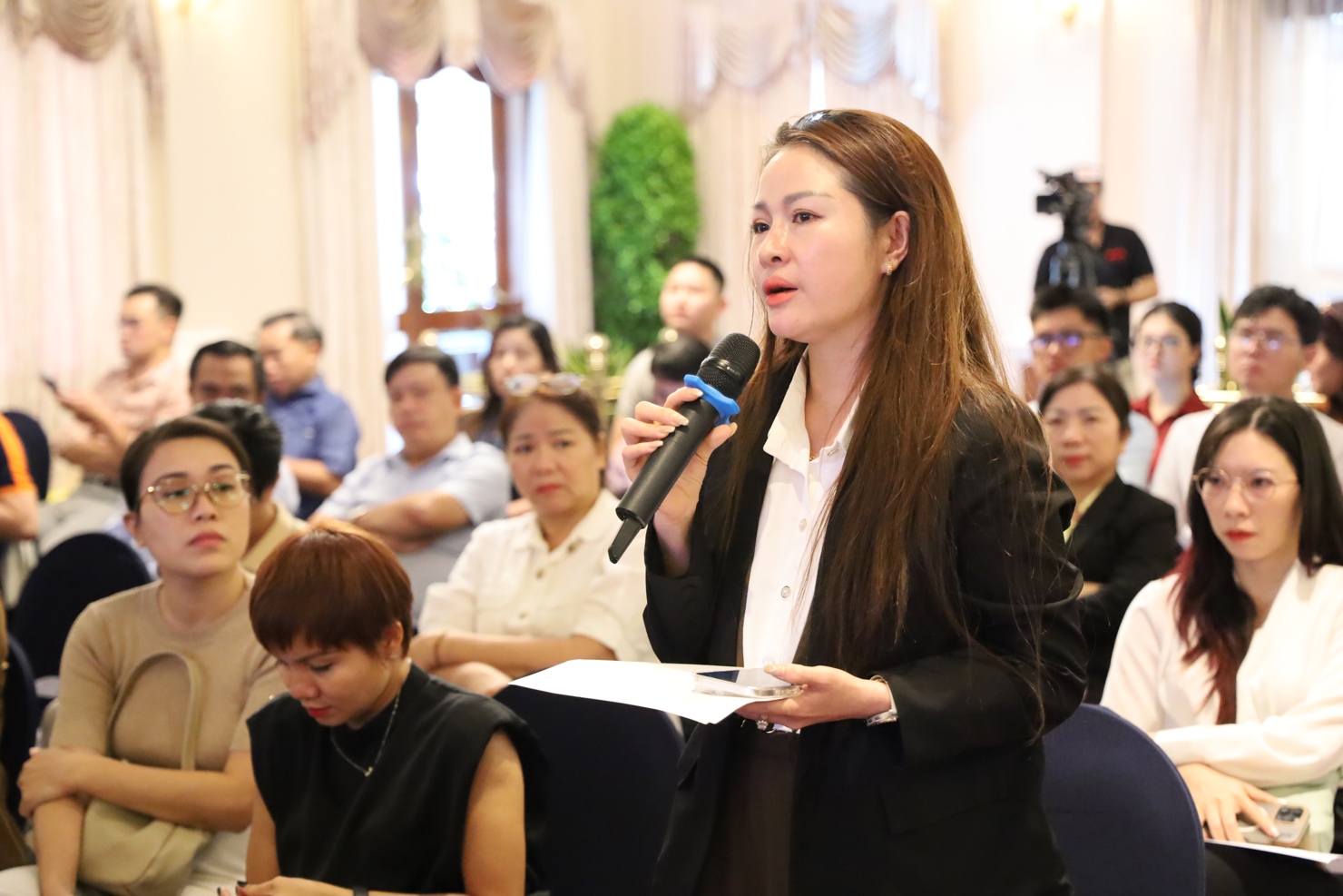 B&agrave; Nguyễn Thị Th&ugrave;y Nga - Gi&aacute;m đốc Kinh doanh v&agrave; Tiếp thị,&nbsp;Resort Lan Rừng n&ecirc;u kiến nghị tại Hội nghị.