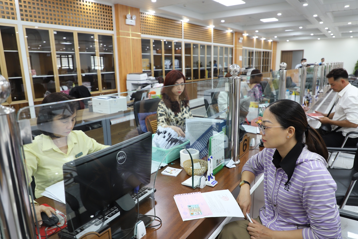 Người d&acirc;n, doanh nghiệp giao dịch tại trụ sở BHXH TP. Hồ Ch&iacute; Minh