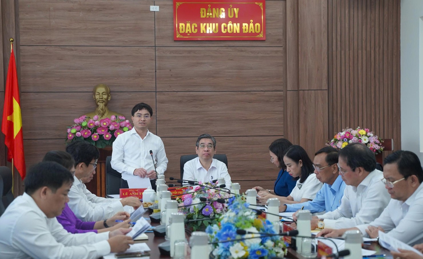 Bí thư Đảng ủy Đặc khu Côn Đảo Lê Anh Tú (đứng) phát biểu ngày 17/7 tại cuộc làm việc với lãnh đạo TP. Hồ Chí Minh