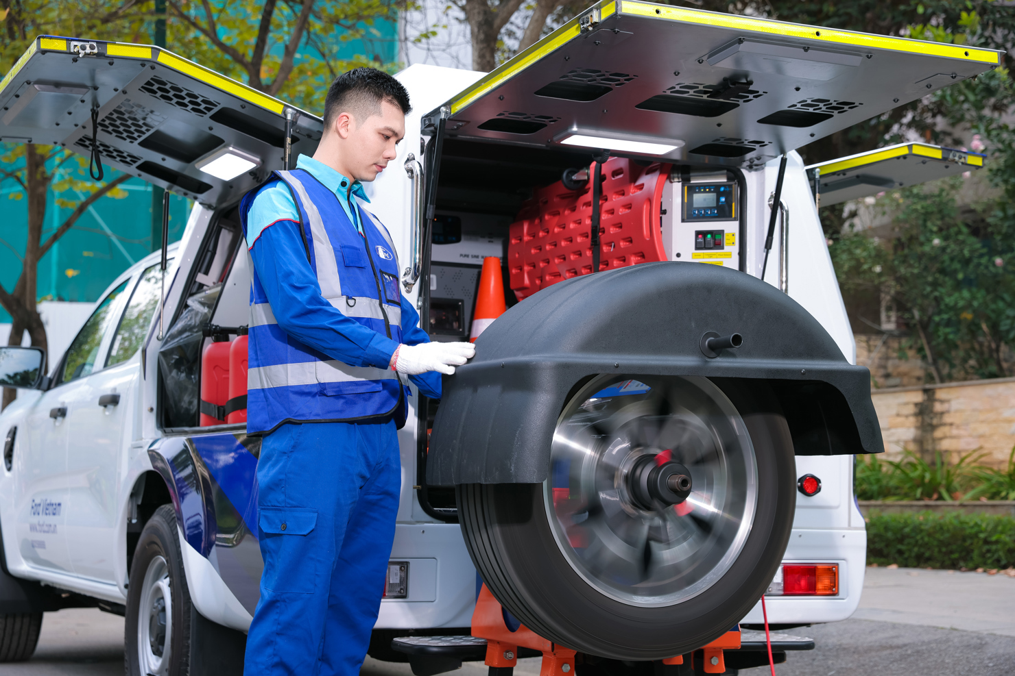 Dịch vụ lưu động 4h hoặc miễn ph&iacute; của Ford đ&atilde; v&agrave; đang tiếp cận h&agrave;ng ngh&igrave;n kh&aacute;ch h&agrave;ng tại H&agrave; Nội v&agrave; nay mở rộng tới TP. Hồ Ch&iacute; Minh, trở th&agrave;nh một điểm nhấn trong chiến lược n&acirc;ng tầm trải nghiệm kh&aacute;ch h&agrave;ng của Ford tại Việt Nam.