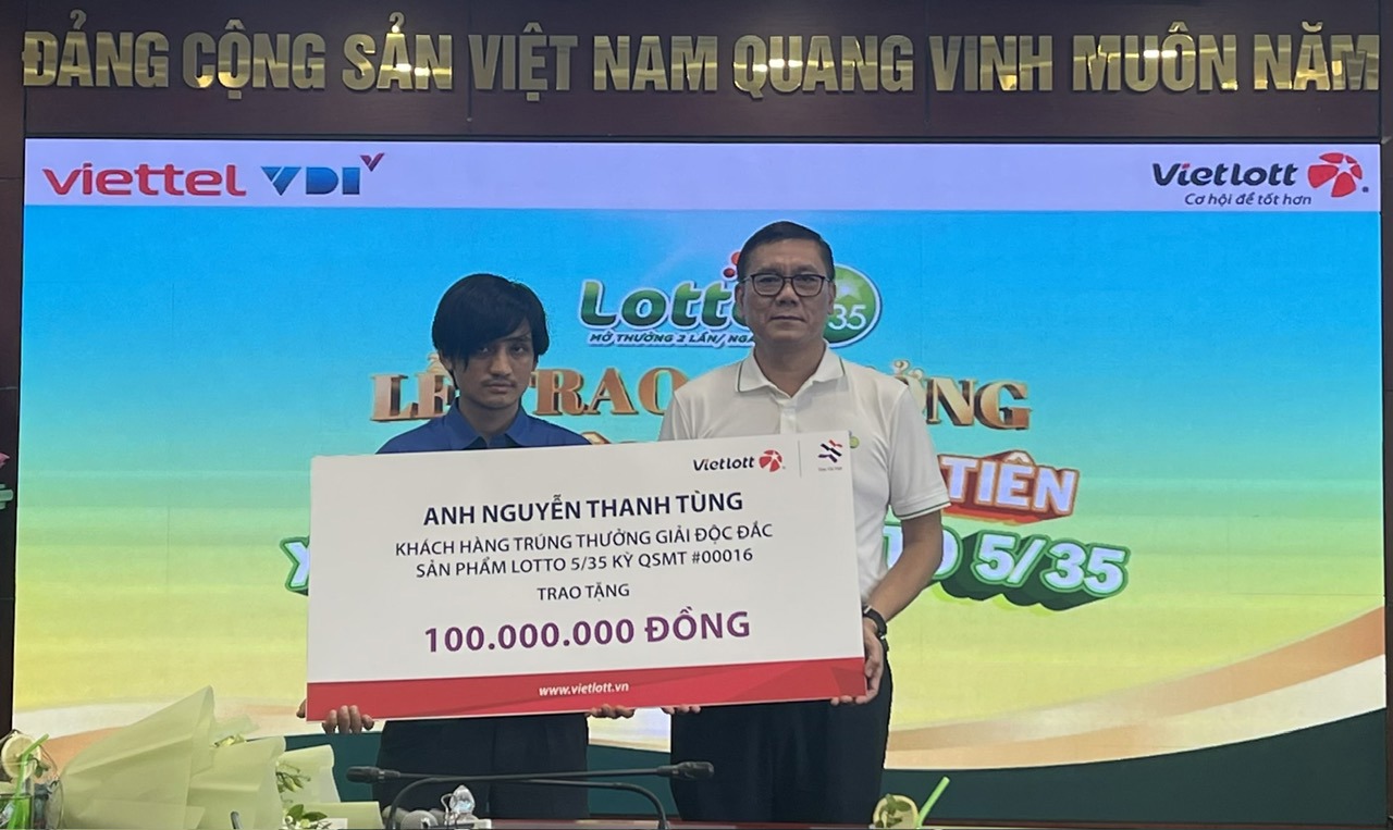 Anh Nguyễn Thanh Tùng trao 100 triệu đồng để xây dựng nhà tình nghĩa/đại đoàn kết. Ảnh: Vietlott