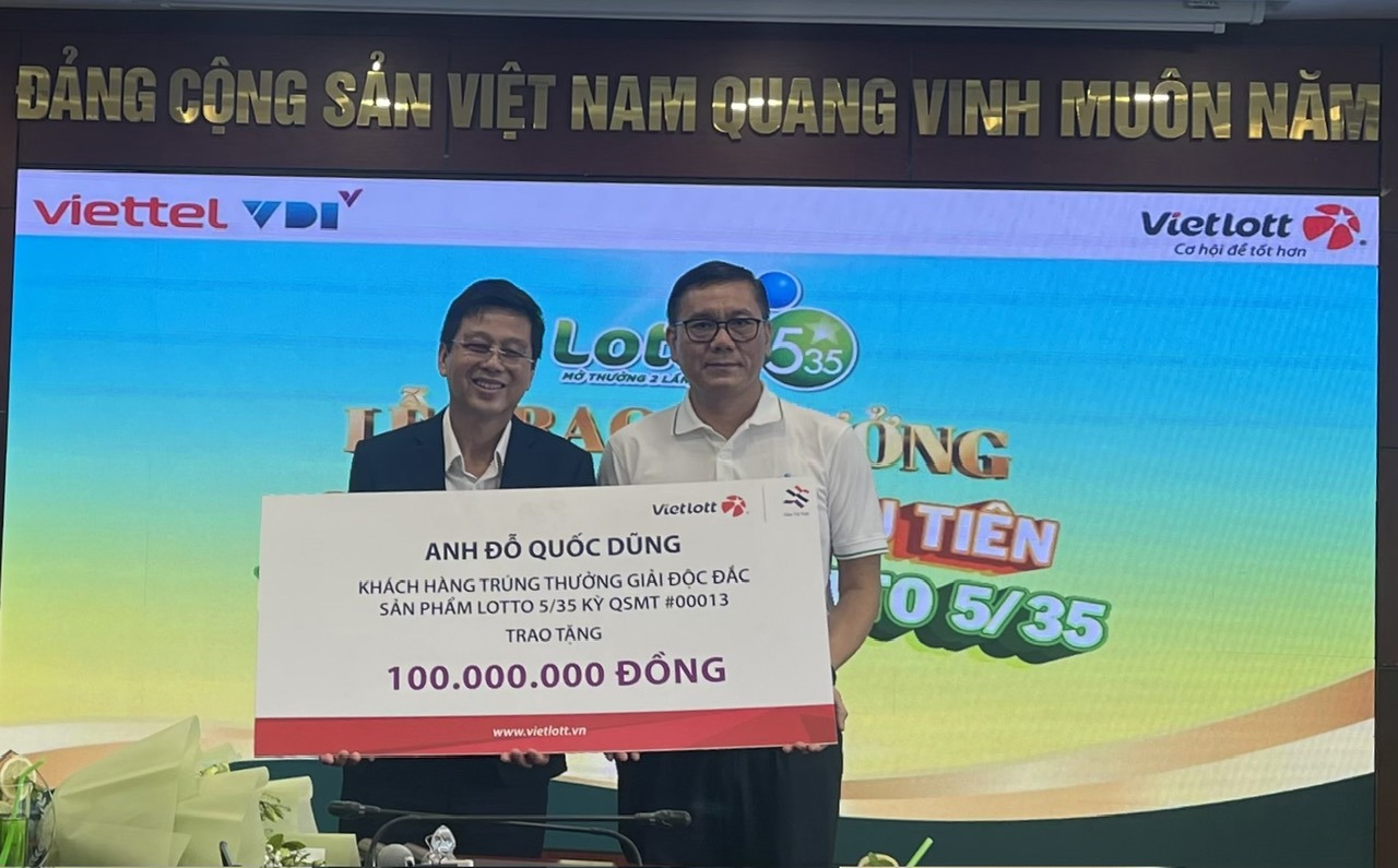 Anh Đỗ Quốc Dũng trao 100 triệu đồng để xây dựng nhà tình nghĩa/đại đoàn kết. Ảnh: Vietlott