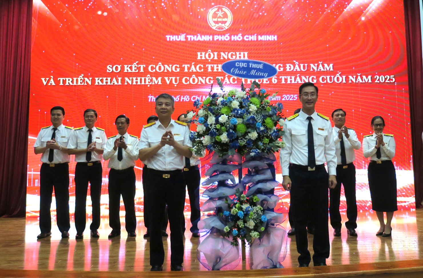 Cục trưởng Cục Thuế Mai Xuân Thành tặng hoa chúc mừng tập thể Thuế TP. Hồ Chí bongdaso tintuc. Ảnh: Đức Mỹ