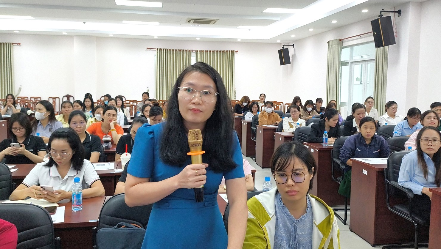 Đại diện một bongdaso tintuc nghiệp khu vực B&igrave;nh Dương trao đổi tại buổi đối thoại.