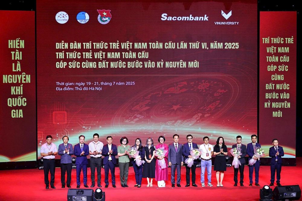 Hội đồng tư vấn v&agrave; Ban điều h&agrave;nh c&aacute;c tổ thảo luận tại Diễn đ&agrave;n Tr&iacute; thức trẻ Việt Nam to&agrave;n cầu.