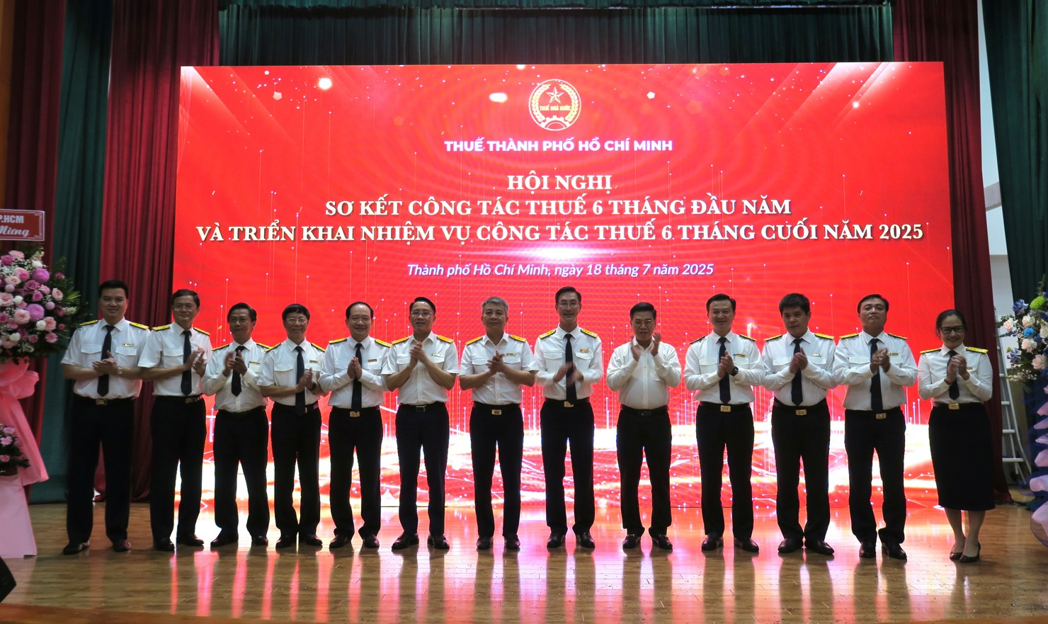 Phó Chủ tịch UBND TP. Hồ Chí bongdaso tintuc Nguyễn Văn Dũng đánh giá cao kết quả đạt được của ngành Thuế trong 6 tháng đầu năm.