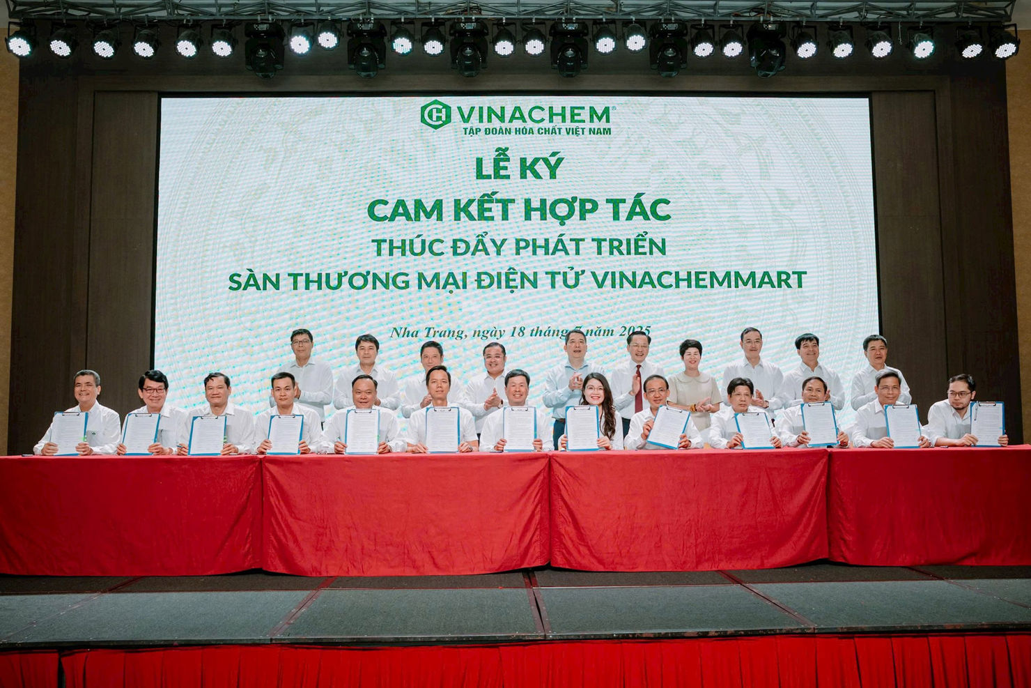 Lễ ký kết hợp tác thúc đẩy phát triển sàn thương mại điện tử kq bongdasomart. 