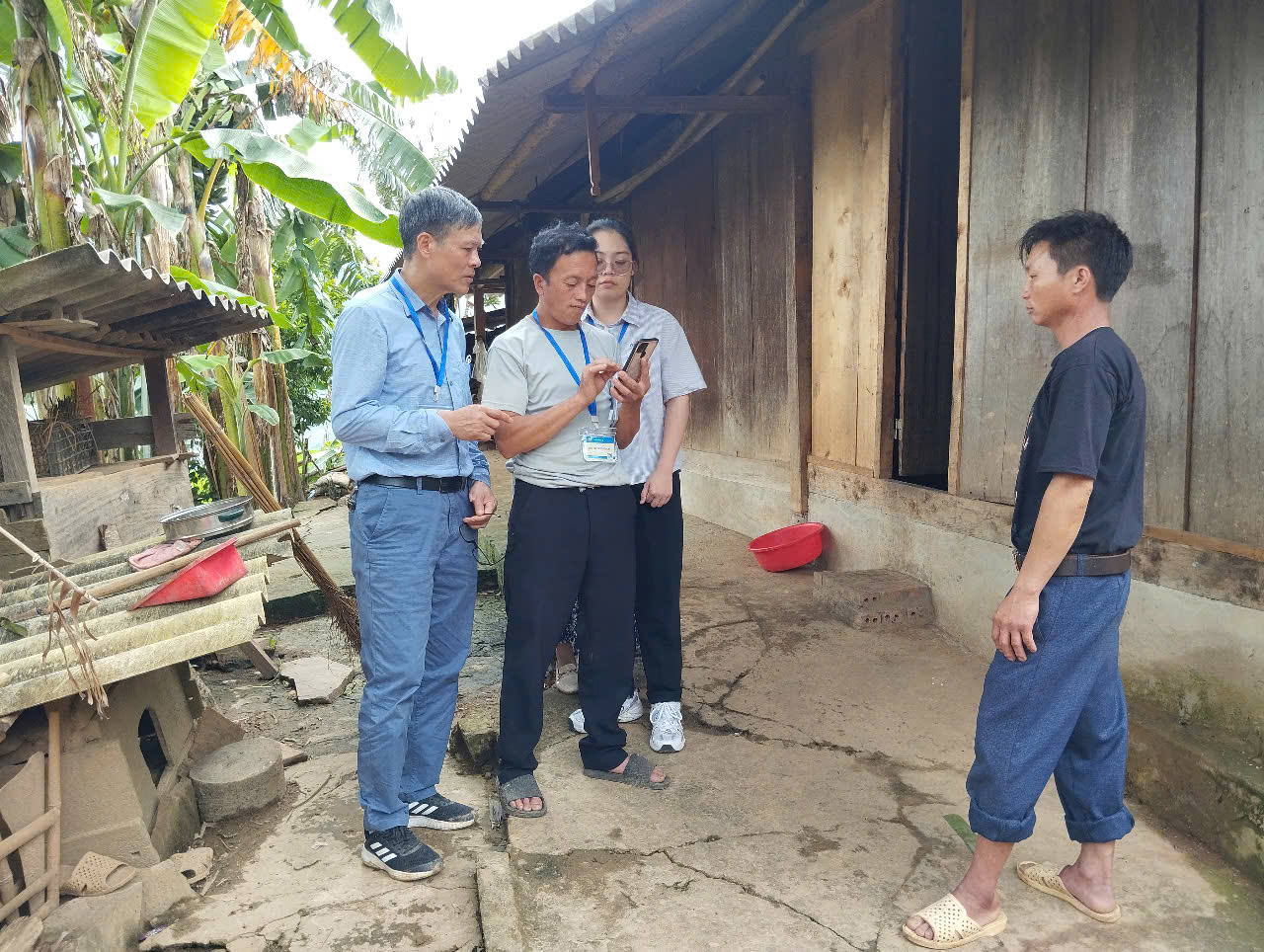 Điều tra viên thu thập thông tin tại xã Mù Cang Chải tỉnh Lào Cai