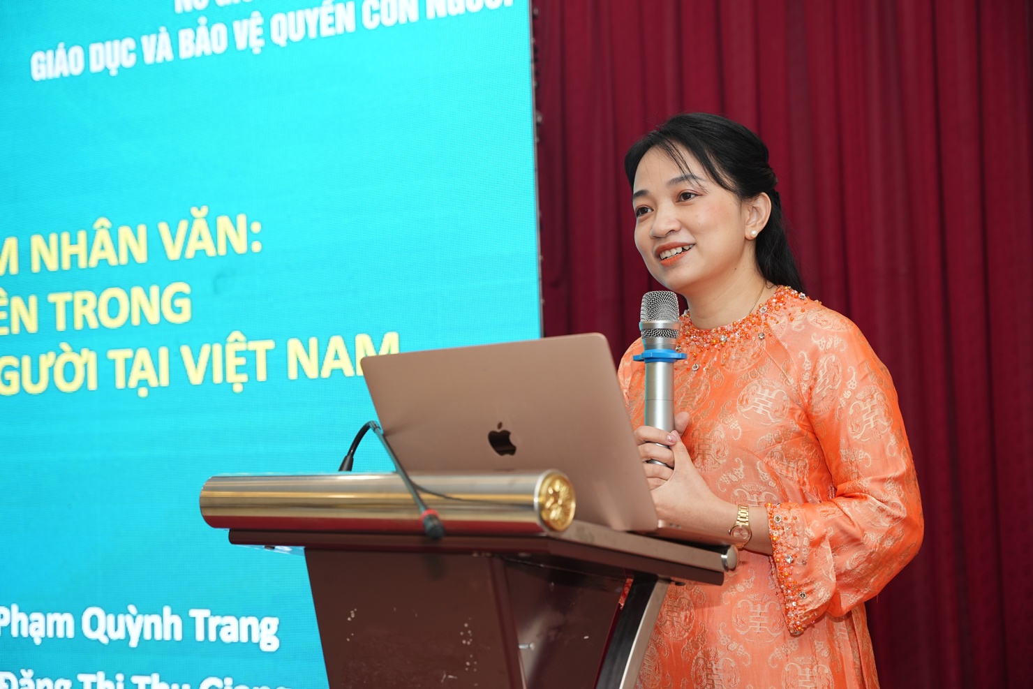 C&aacute;c đại biểu tr&igrave;nh b&agrave;y tham luận tại Hội thảo.