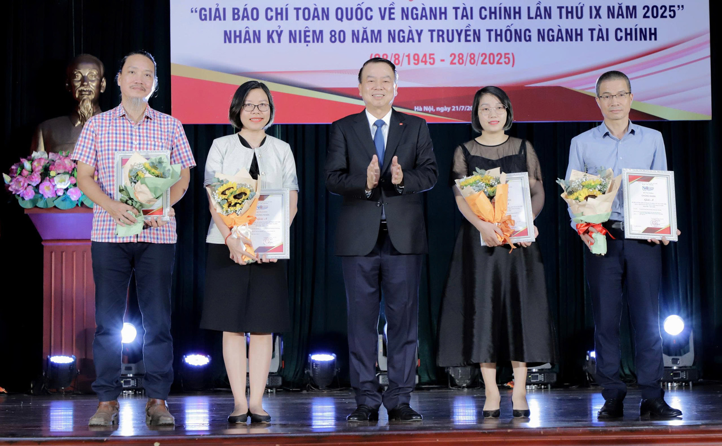 Thứ trưởng Bộ Tài chính Nguyễn Đức Chi trao 4 giải A.