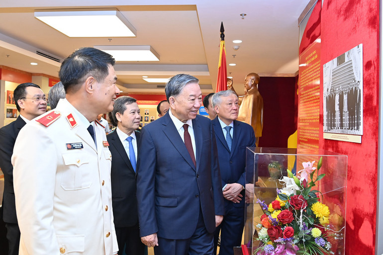Tổng B&iacute; thư T&ocirc; L&acirc;m tham quan Ph&ograve;ng truyền thống của ng&agrave;nh kiểm s&aacute;t nh&acirc;n d&acirc;n. (Ảnh ĐĂNG KHOA). &nbsp;