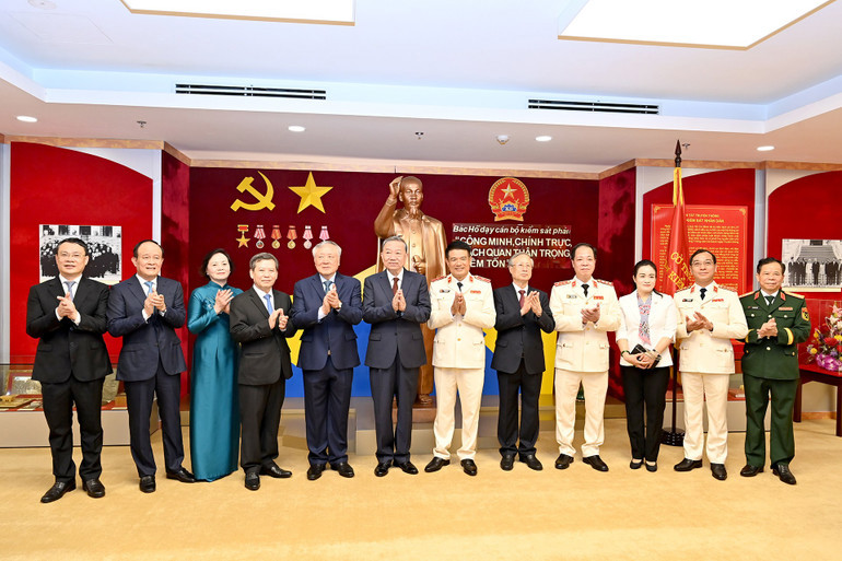 Tổng B&iacute; thư T&ocirc; L&acirc;m với c&aacute;c đại biểu. (Ảnh ĐĂNG KHOA). &nbsp;