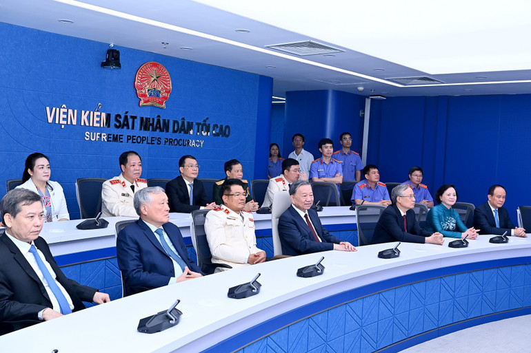 Tổng B&iacute; thư T&ocirc; L&acirc;m tham quan Trung t&acirc;m điều h&agrave;nh th&ocirc;ng minh của ng&agrave;nh kiểm s&aacute;t nh&acirc;n d&acirc;n. (Ảnh ĐĂNG KHOA). &nbsp;