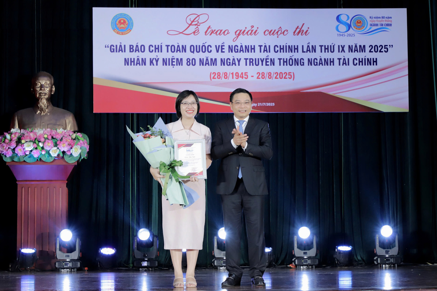 Bộ trưởng Bộ Tài chính Nguyễn Văn Thắng trao giải Đặc biệt cho nhóm tác giả của Ban Thời sự Đài Truyền hình Việt Nam.