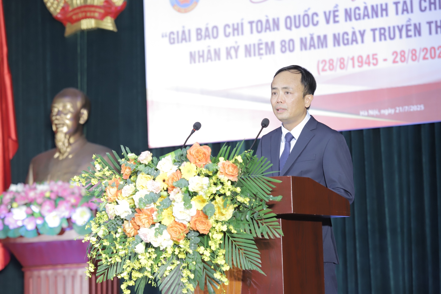 &Ocirc;ng Phạm Thu Phong - Ph&oacute; Trưởng ban Thường trực Ban Tổ chức Giải, Chủ tịch Li&ecirc;n Chi hội nh&agrave; b&aacute;o ng&agrave;nh T&agrave;i ch&iacute;nh, Tổng Bi&ecirc;n tập Tạp ch&iacute; Kinh tế - T&agrave;i ch&iacute;nh ph&aacute;t biểu tại buổi lễ.