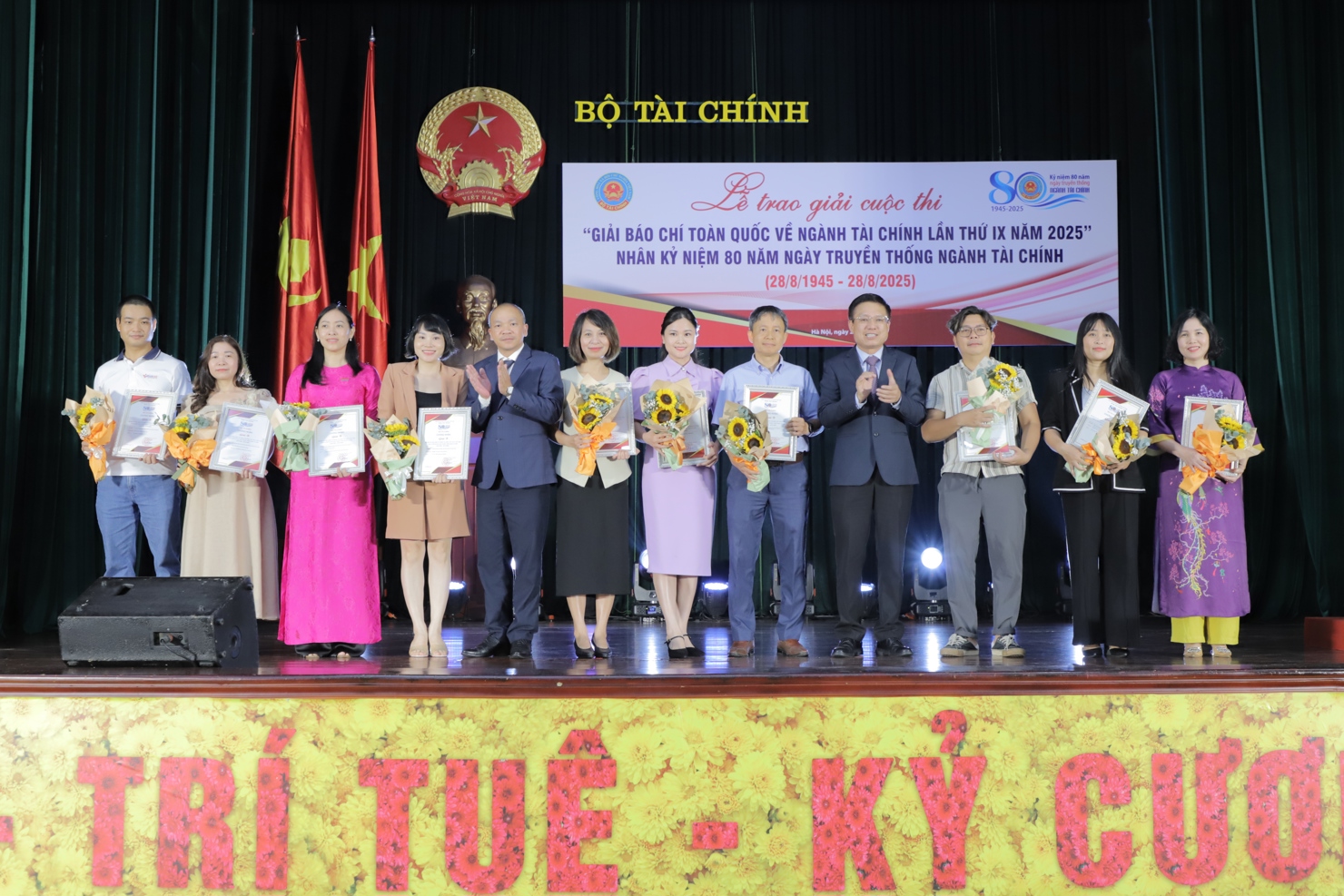 Thứ trưởng Bộ T&agrave;i ch&iacute;nh Hồ Sỹ H&ugrave;ng, Ph&oacute; Vụ trưởng Vụ B&aacute;o ch&iacute; - Xuất bản&nbsp;Nguyễn Gia Hưng trao giải B cho c&aacute;c t&aacute;c giả, nh&oacute;m t&aacute;c giả.
