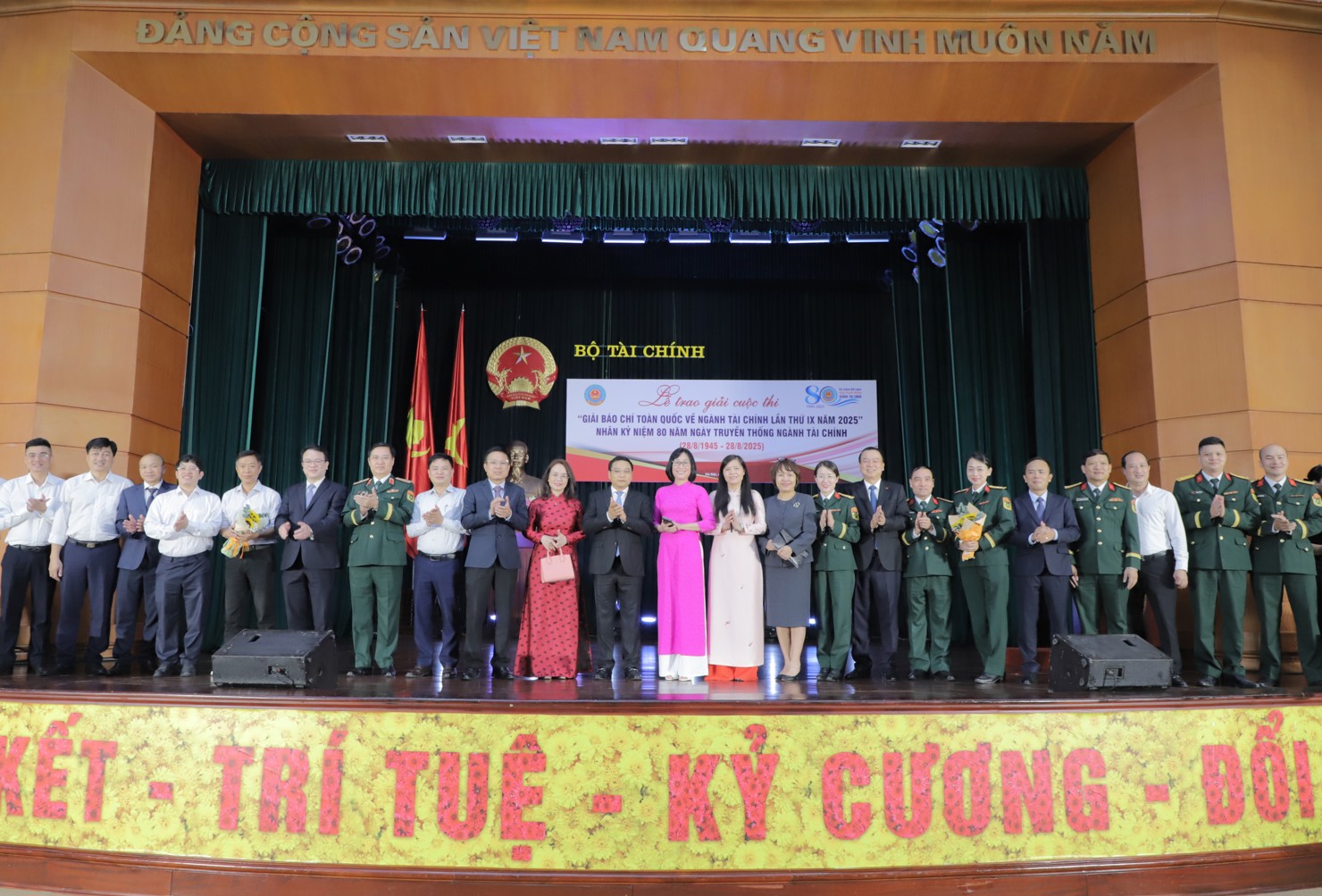 L&atilde;nh đạo Bộ T&agrave;i ch&iacute;nh c&ugrave;ng c&aacute;c đại biểu chụp ảnh lưu niệm tại&nbsp;Lễ Trao giải Cuộc thi Giải B&aacute;o ch&iacute; to&agrave;n quốc về ng&agrave;nh T&agrave;i ch&iacute;nh lần thứ IX năm 2025 chiều 21/7.
