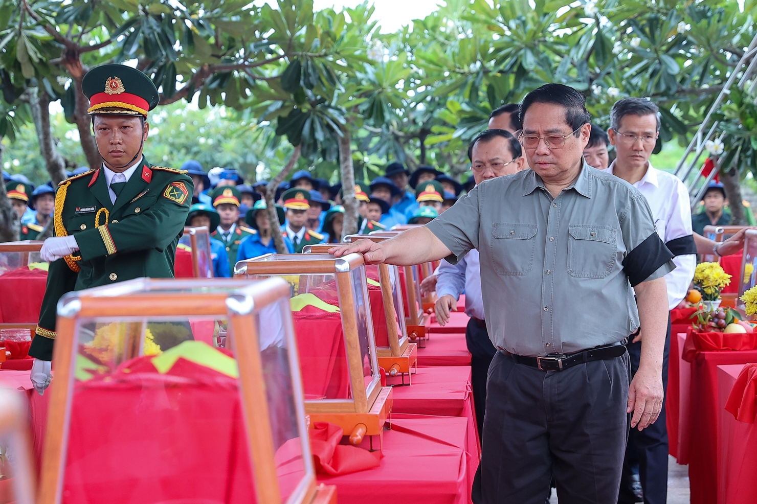 Thủ tướng cùng Đoàn công tác dự lễ viếng, lễ truy điệu và an táng hài cốt liệt sĩ tại Nghĩa trang liệt sĩ Dốc Bà Đắc. Ảnh: VGP
