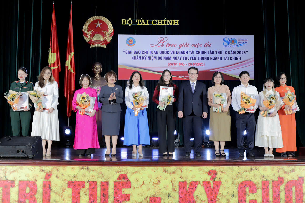 Thứ trưởng Bộ Tài chính Trần Quốc Phương, Phó Cục trưởng Cục Báo chí Đặng Thị Phương Thảo trao giải B cho các tác giả, nhóm tác giả.