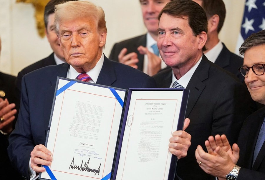 Tổng thống Mỹ Donald Trump v&agrave; sắc lệnh ban h&agrave;nh đạo luật GENIUS mới. Ảnh: Aletihad. &nbsp;