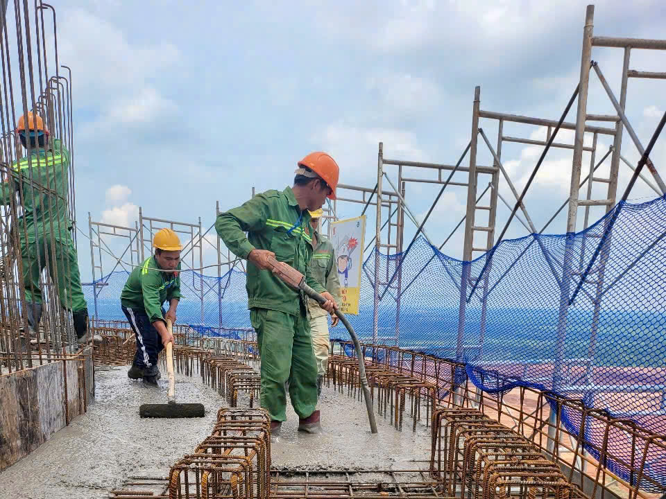 C&aacute;c c&ocirc;ng nh&acirc;n l&agrave;m việc tại dự &aacute;n.