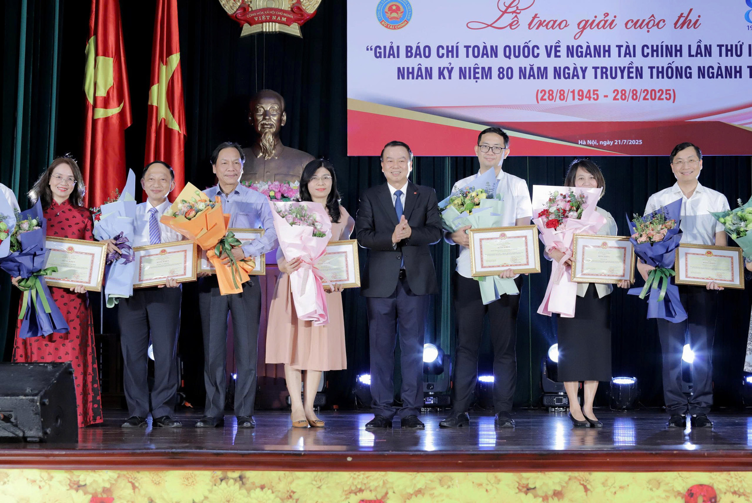 Thứ trưởng Nguyễn Đức Chi trao 9 giải thưởng Tập thể và Bằng khen của Bộ trưởng Bộ Tài chính cho các cơ quan báo chí có nhiều tác phẩm dự thi đạt chất lượng tốt, có đóng góp tích cực vào thành công của Giải.
