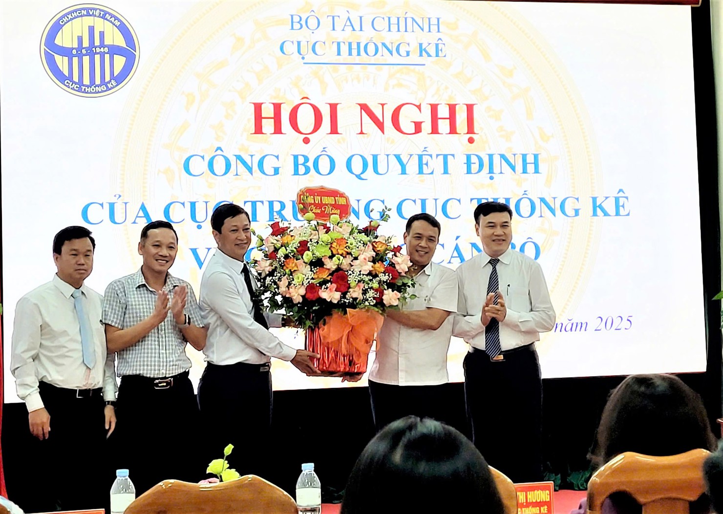 Đảng ủy UBND tỉnh tặng hoa ch&uacute;c mừng c&aacute;c đồng ch&iacute; được bổ nhiệm