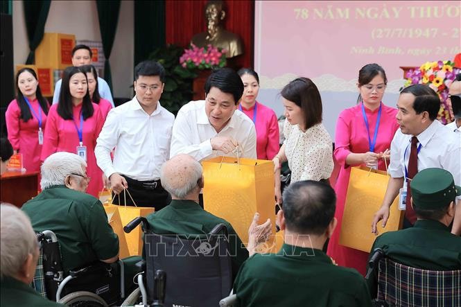 Chủ tịch nước Lương Cường tặng quà cho các thương binh tại Trung tâm Điều dưỡng Thương binh Duy Tiên. Ảnh: An Đăng/ TTXVN