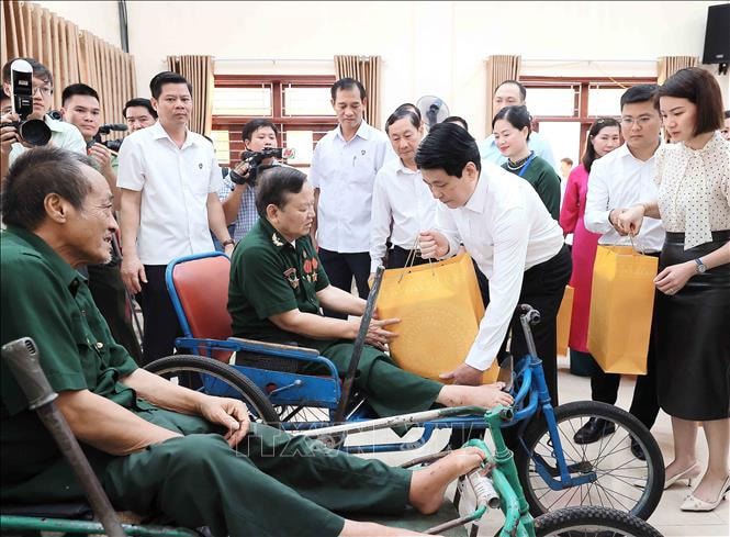 Chủ tịch nước Lương Cường tặng quà cho các thương binh tại Trung tâm Điều dưỡng Thương binh Duy Tiên. Ảnh: An Đăng/TTXVN
