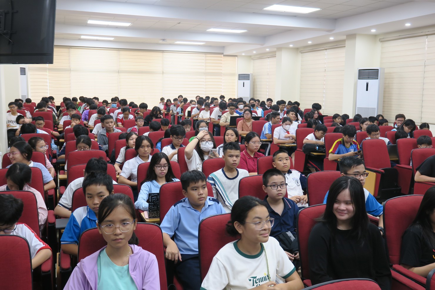 Hơn 200 học sinh ti&ecirc;u biểu được chọn th&iacute; điểm đ&agrave;o tạo về tr&iacute; tuệ nh&acirc;n tạo (AI). Ảnh: Đức Mỹ