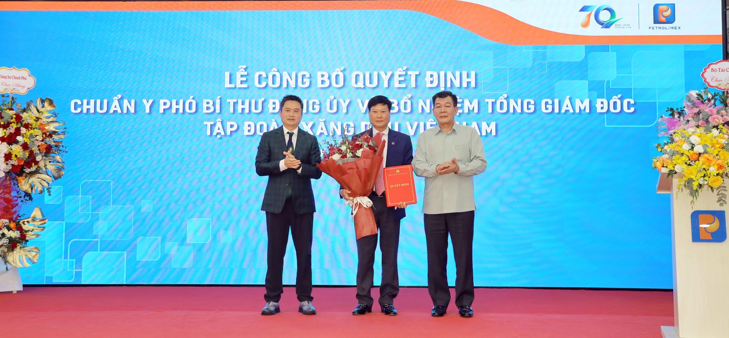 Phó Bí thư Đảng uỷ Chính phủ Nguyễn Đức Phong (phải) và Uỷ viên BCH Đảng bộ Chính phủ, Bí thư Đảng uỷ, Chủ tịch HĐQT Petrolimex Phạm Văn Thanh (trái) trao Quyết định chuẩn y và tặng hoa chúc mừng Phó Bí thư Đảng uỷ Petrolimex Lưu Văn Tuyển.