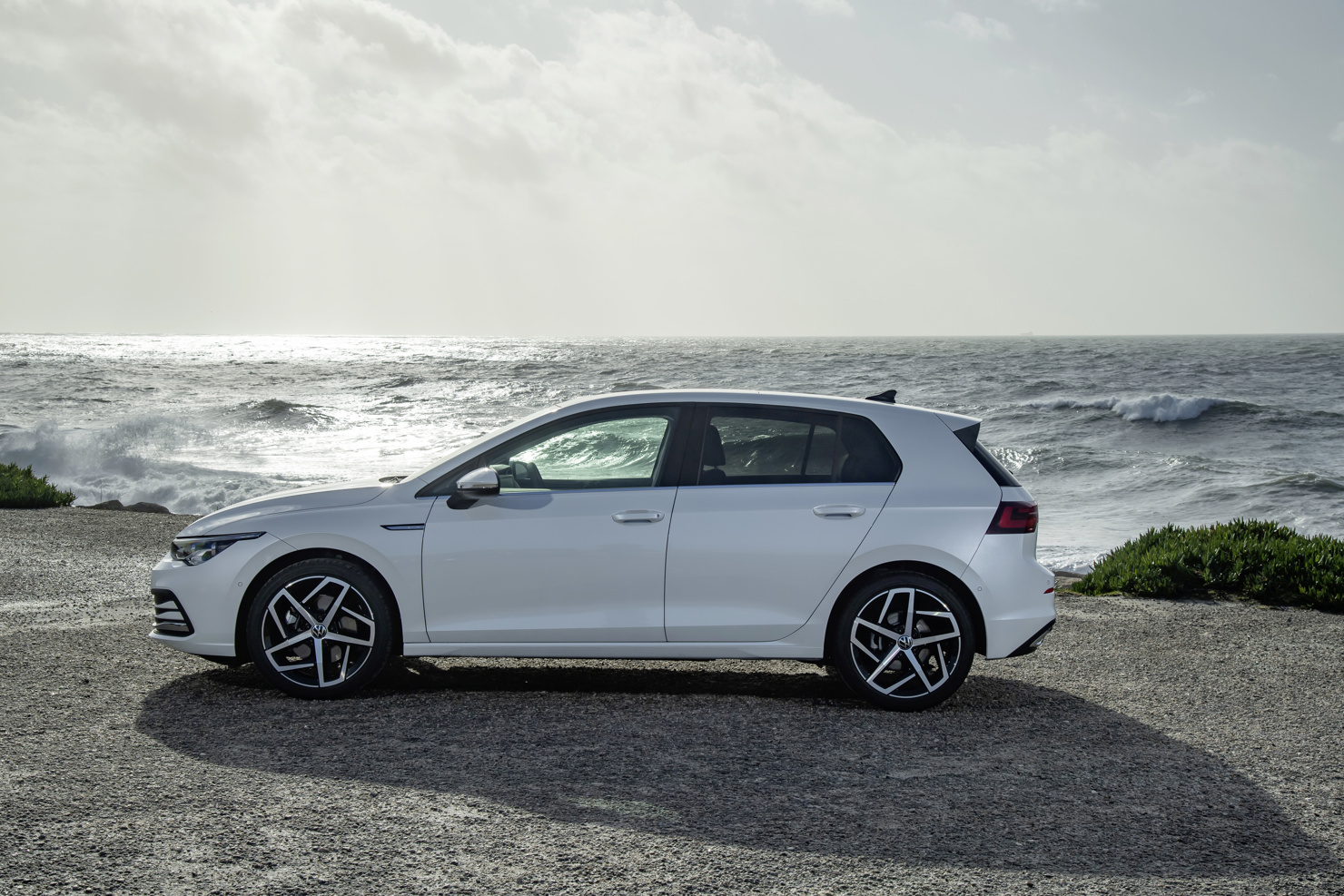 Golf thuộc phân khúc hatchback thể thao, được thiết kế để đáp ứng đồng thời nhu cầu sử dụng hằng ngày và cảm giác lái linh hoạt. Xe có kích thước nhỏ gọn, cấu hình 5 cửa, sử dụng nền tảng dẫn động cầu trước hoặc 4 bánh tùy phiên bản.