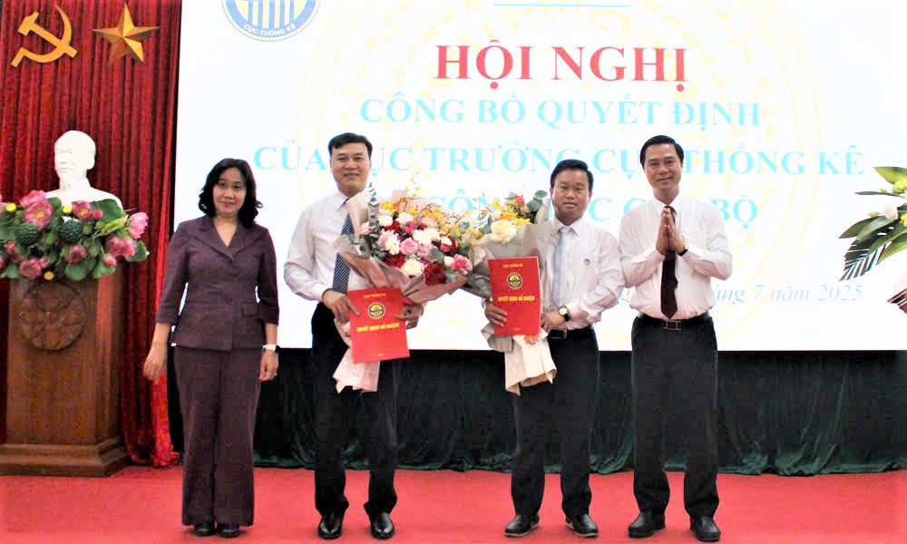 Cục trưởng Cục Thống k&ecirc; Nguyễn Thị Hương v&agrave; Ủy vi&ecirc;n Ban Thường vụ, Ph&oacute; Chủ tịch UBND tỉnh Bắc Ninh L&ecirc; Xu&acirc;n Lợi trao c&aacute;c Quyết định v&agrave; tặng hoa ch&uacute;c mừng đồng ch&iacute; Khổng Văn Thắng v&agrave; đồng ch&iacute; Ng&ocirc; Văn Tuệ