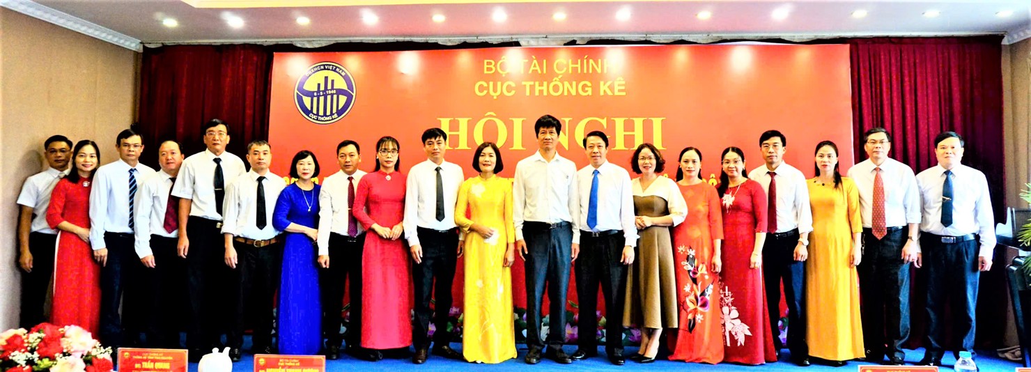 Phó Cục trưởng Cục Thống kê Nguyễn Thanh Dương và đoàn công tác Cục Thống kê chụp ảnh lưu niệm với tập thể Thống kê tỉnh Thái Nguyên