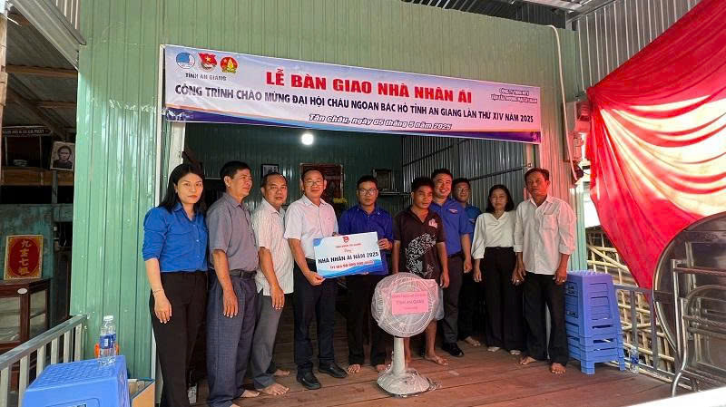 Lễ b&agrave;n giao nh&agrave; Nh&acirc;n &aacute;i cho đo&agrave;n vi&ecirc;n, thanh ni&ecirc;n c&oacute; ho&agrave;n cảnh kh&oacute; khăn tr&ecirc;n địa b&agrave;n thị x&atilde; T&acirc;n Ch&acirc;u năm 2025 .