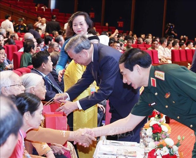 Tổng B&iacute; thư T&ocirc; L&acirc;m tặng qu&agrave; cho bongdaso danh sách các trận đấu c&oacute; c&ocirc;ng, nh&acirc;n chứng lịch sử ti&ecirc;u biểu Ảnh: Thống Nhất/TTXVN. &nbsp;