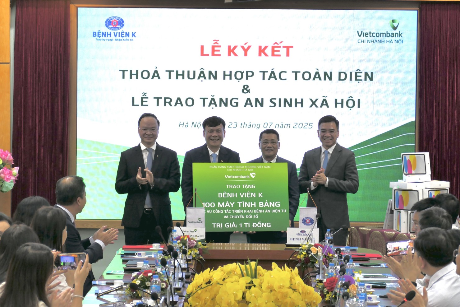 &Ocirc;ng L&ecirc; Ngọc Th&aacute;i - Gi&aacute;m đốc Vietcombank H&agrave; Nội trao tặng biểu trưng 100 m&aacute;y t&iacute;nh bảng trị gi&aacute; 1 tỷ đồng phục vụ c&ocirc;ng t&aacute;c triển khai bệnh &aacute;n điện tử v&agrave; chuyển đổi số cho đại diện Bệnh viện .