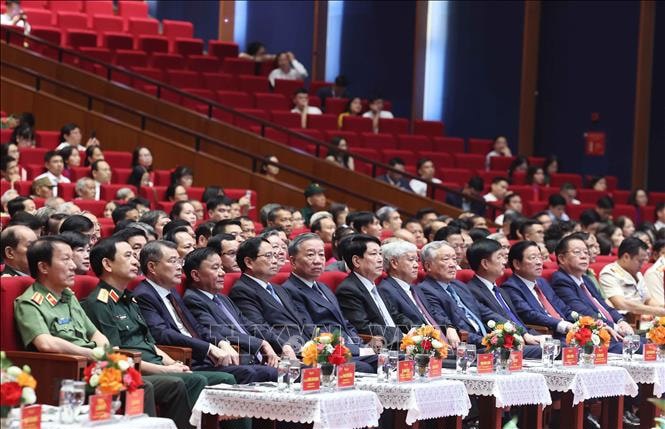 Tổng B&iacute; thư T&ocirc; L&acirc;m, Chủ tịch nước Lương Cường, Thủ tướng Phạm Minh Ch&iacute;nh, c&aacute;c đồng ch&iacute; l&atilde;nh đạo Đảng, Nh&agrave; nước v&agrave; c&aacute;c đại biểu tại buổi gặp mặt. Ảnh: Thống Nhất/TTXVN. &nbsp;