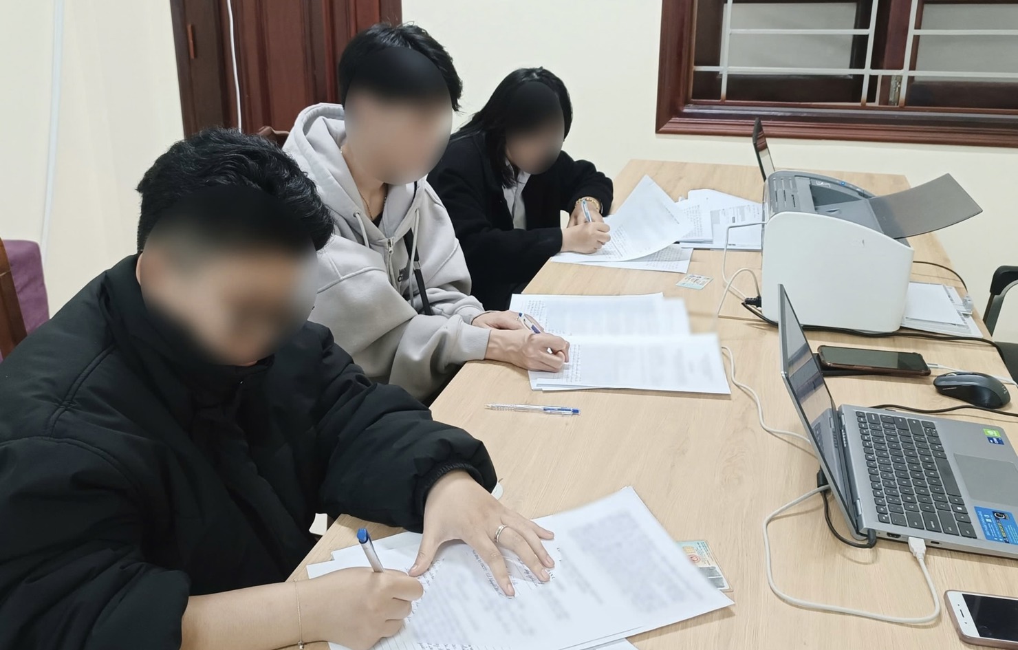 Nhóm quản trị trang fanpage Facebook “YDL Confessions 3.0” khai nhận hành vi của mình. Ảnh: Công an Lâm Đồng cung cấp