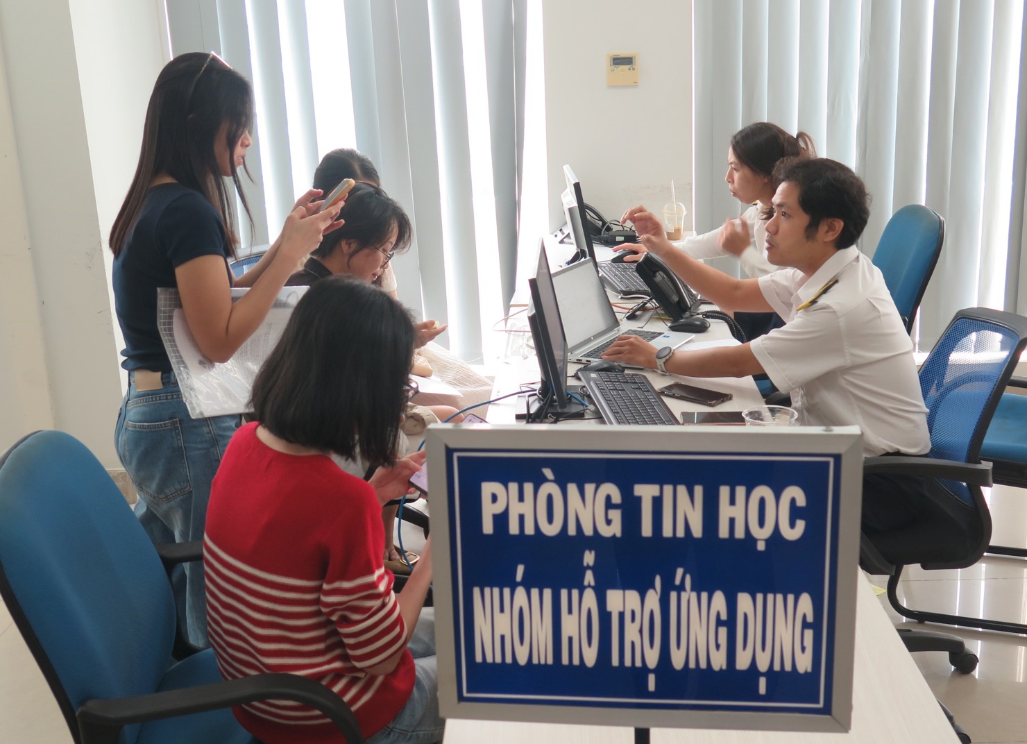 Cơ quan thuế tiếp tục đẩy mạnh c&ocirc;ng t&aacute;c tuy&ecirc;n truyền, hướng dẫn người nộp thuế sử dụng ứng dụng Etax Mobile. Ảnh: Đức Mỹ