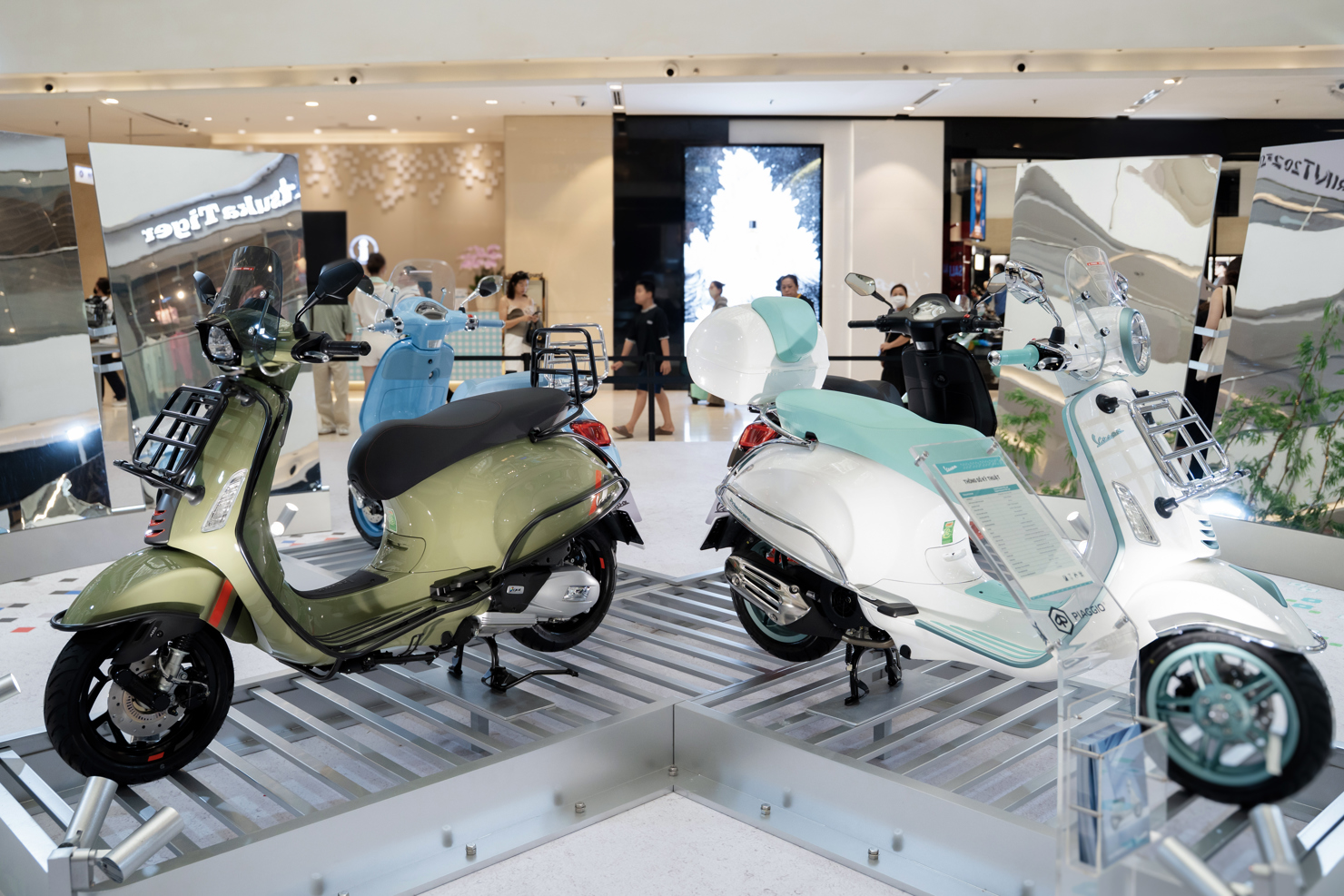 Phi&ecirc;n bản Vespa Primavera 2025 nổi bật với diện mạo ton-sur-ton ấn tượng: bảng&nbsp; m&agrave;u sơn thời thượng được đồng bộ với c&aacute;c chi tiết ho&agrave;n thiện, đầy h&agrave;i h&ograve;a v&agrave; cuốn&nbsp; h&uacute;t. Vespa Sprint 2025 lại mang đậm dấu ấn c&aacute; nh&acirc;n h&oacute;a với loạt combo phụ kiện cho ph&eacute;p người l&aacute;i tự do thể hiện c&aacute; t&iacute;nh độc đ&aacute;o.