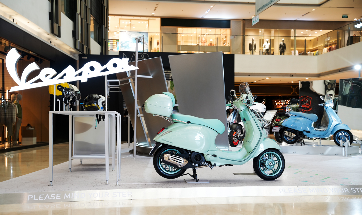 Từ biểu tượng phong c&aacute;ch ra đời năm 1946, Vespa thế hệ mới c&oacute; thiết kế nhỏ gọn, thanh lịch v&agrave; đậm c&aacute; t&iacute;nh thẩm mỹ.&nbsp;